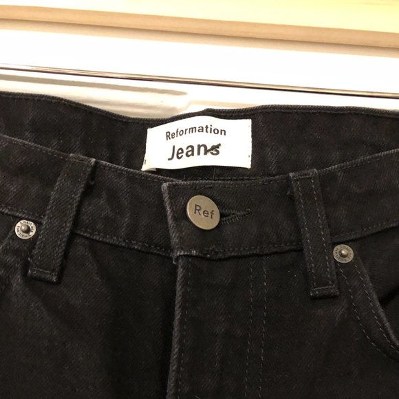 Reformation Julia High Crop Cigarette Jean in black - Picture 4 of 4